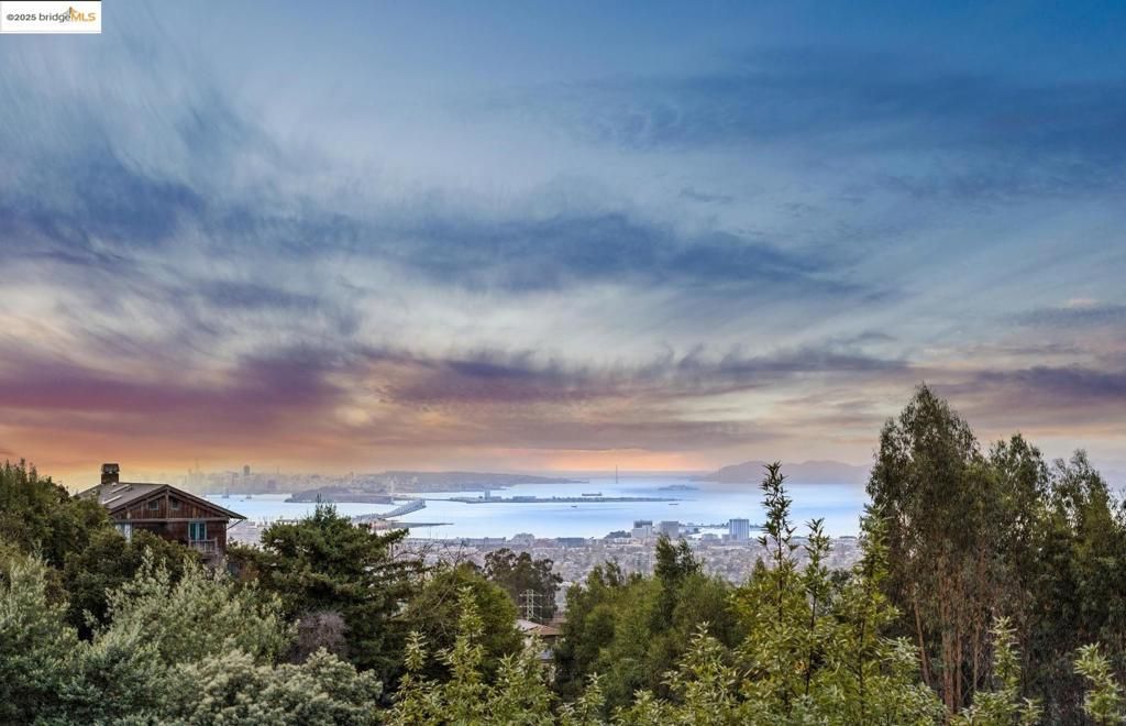 Photo of 17032 Broadway Ter, Oakland, CA 94611 (MLS # 41114573)