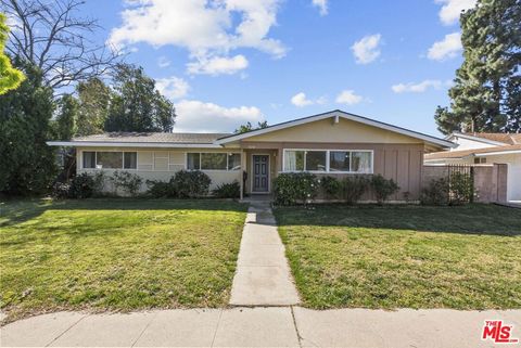 Photo of 20118 Lassen Street, Chatsworth, CA 91311 (MLS # 26651675)