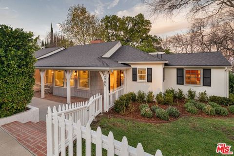 Photo of 13905 Valley Vista Boulevard, Sherman Oaks, CA 91423 (MLS # 26644119)