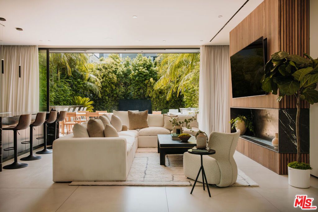 Photo of 515 N Harper Avenue, Los Angeles, CA 90048 (MLS # 25607831)