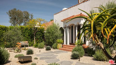 Photo of 330 N Arden Boulevard, Los Angeles, CA 90004 (MLS # 26669905)