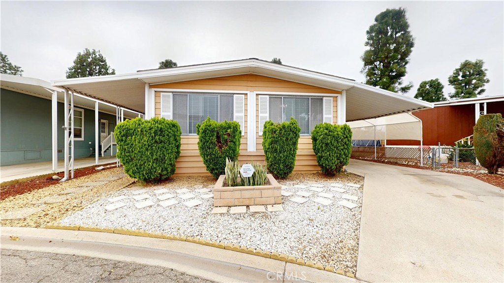 3595 Santa Fe Ave 73