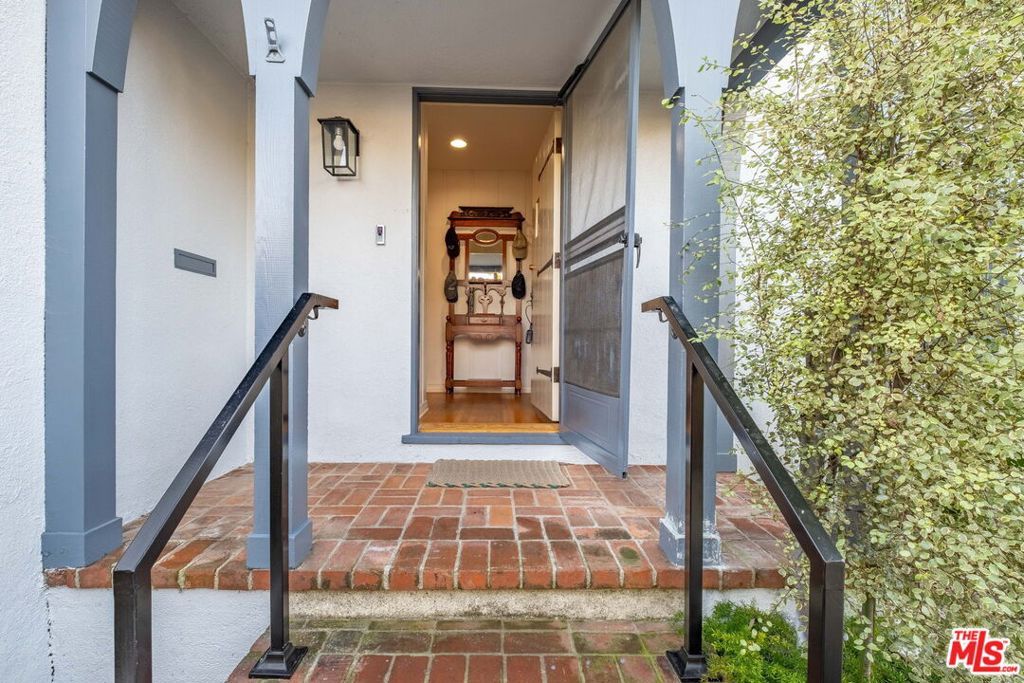 Photo of 11450 Bolas Street, Los Angeles, CA 90049 (MLS # 26640491)