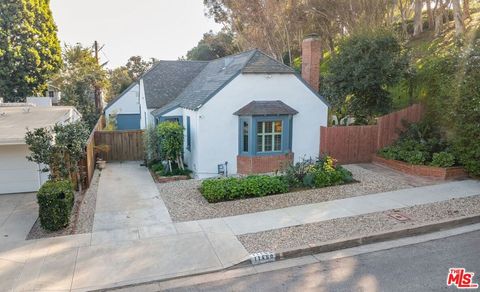 Photo of 11450 Bolas Street, Los Angeles, CA 90049 (MLS # 26640491)
