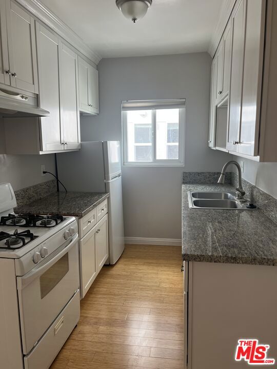 233 N PARK VIEW Street 3