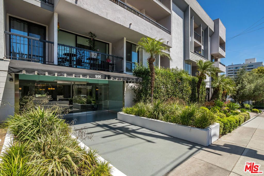 Photo of 906 N Doheny Drive #219, West Hollywood, CA 90069 (MLS # 25565593)