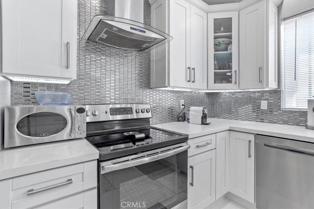 Properties 2 5216 Yarmouth Avenue 306