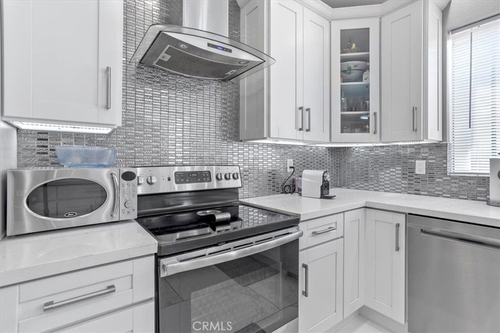 Photo of 5216 Yarmouth Avenue #306, Encino, CA 91316 (MLS # SR25162905)
