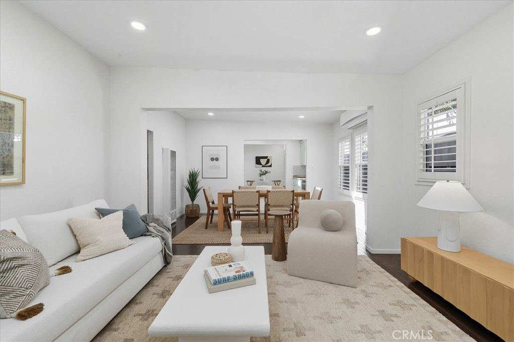 Photo of 905 5th Avenue, Venice, CA 90291 (MLS # SB25230003)