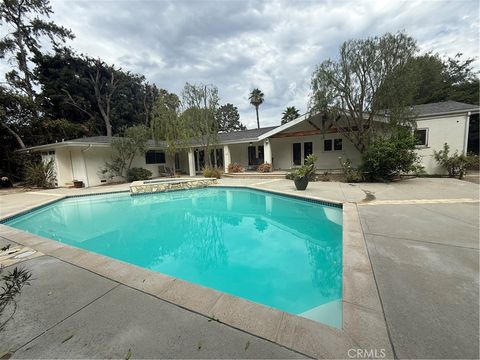Photo of 16248 Darcia Place, Encino, CA 91436 (MLS # SR25186764)