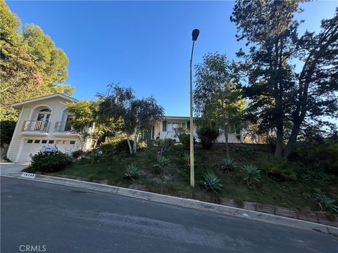 Photo of 16248 Darcia Place, Encino, CA 91436 (MLS # SR25186764)