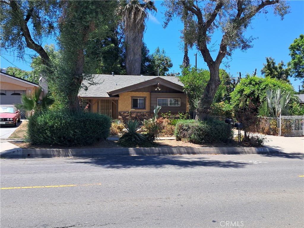 Charming 1-Bedroom Bungalow with Upgraded Plumbing – Endless Potential!
Welcome to 222 N Buena Vista — a cozy 1-bedroom, 1-bathroom home with solid bones and major upgrades already completed. The property features brand new copper plumbing throughout the entire home and new sewer plumbing, providing a strong foundation for future improvements. While some cosmetic updates are needed, this home offers a fantastic opportunity to customize and build equity.
Perfect for first-time buyers, investors, or those looking for a project with upside. Located on a quiet street with easy access to shopping, schools, and freeways, this home is priced to sell and full of potential.
