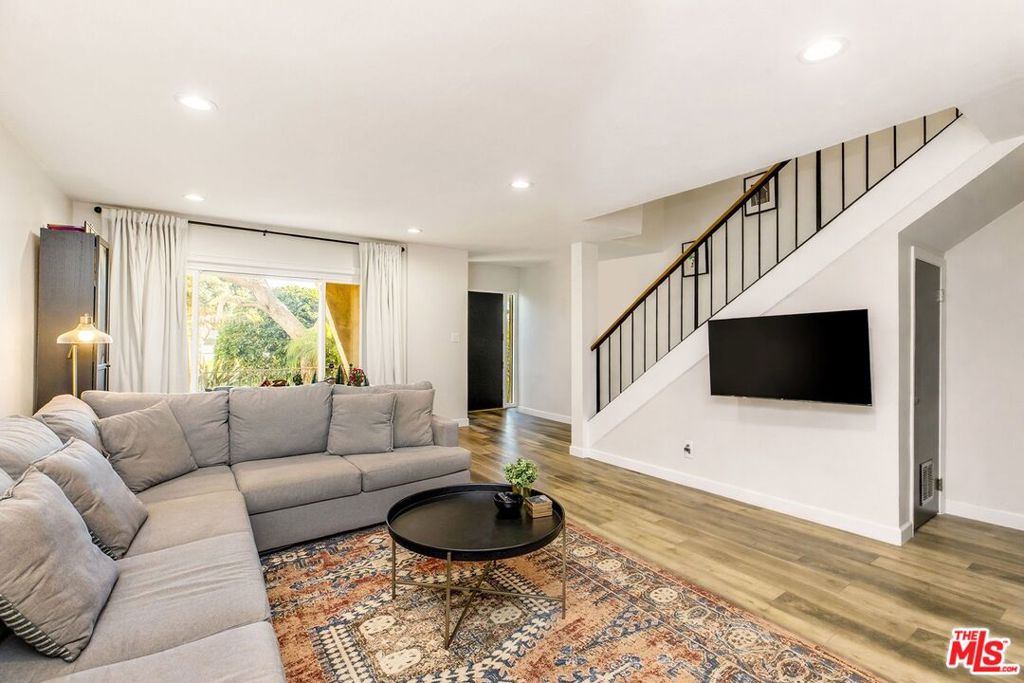 8025 Redlands Street 13