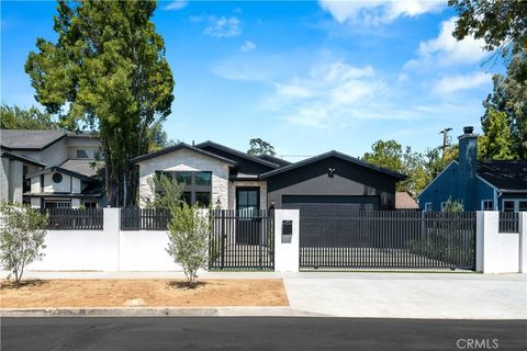 Photo of 4734 Tobias Avenue, Sherman Oaks, CA 91403 (MLS # SR26001629)