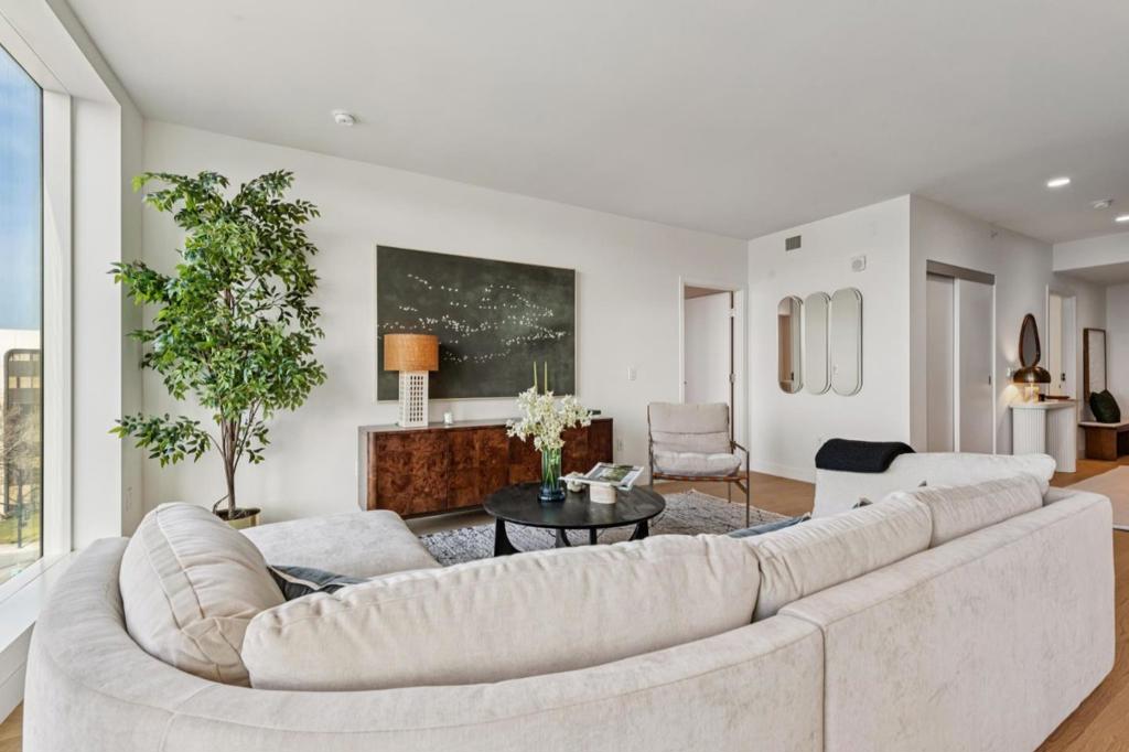 188 W Saint James Street 10412