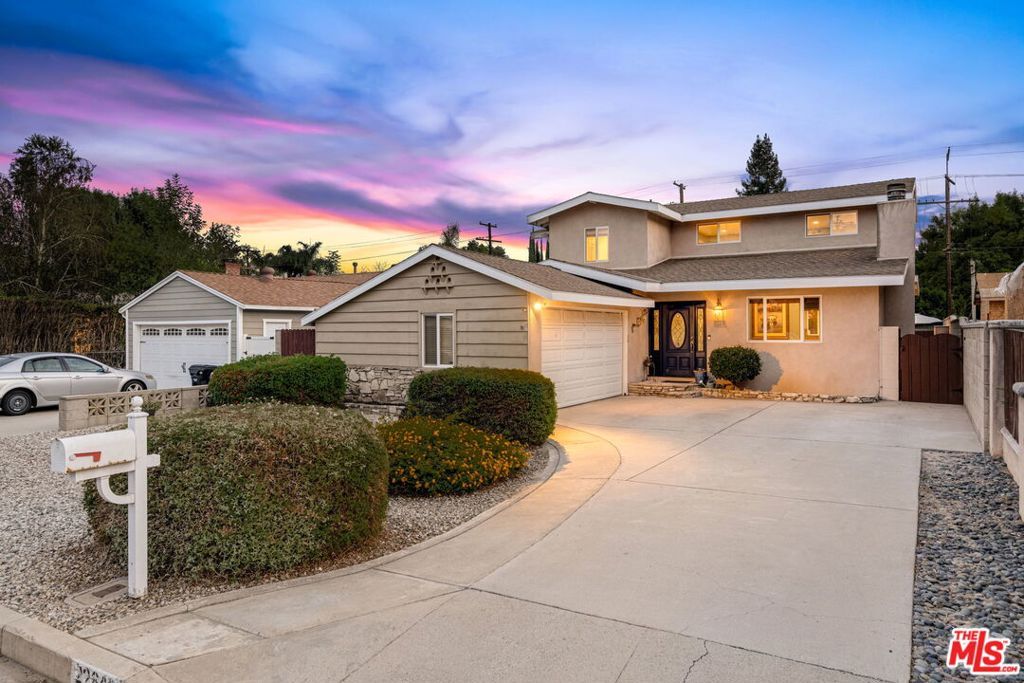 Photo of 22642 Berdon Street, Woodland Hills, CA 91367 (MLS # 25596919)