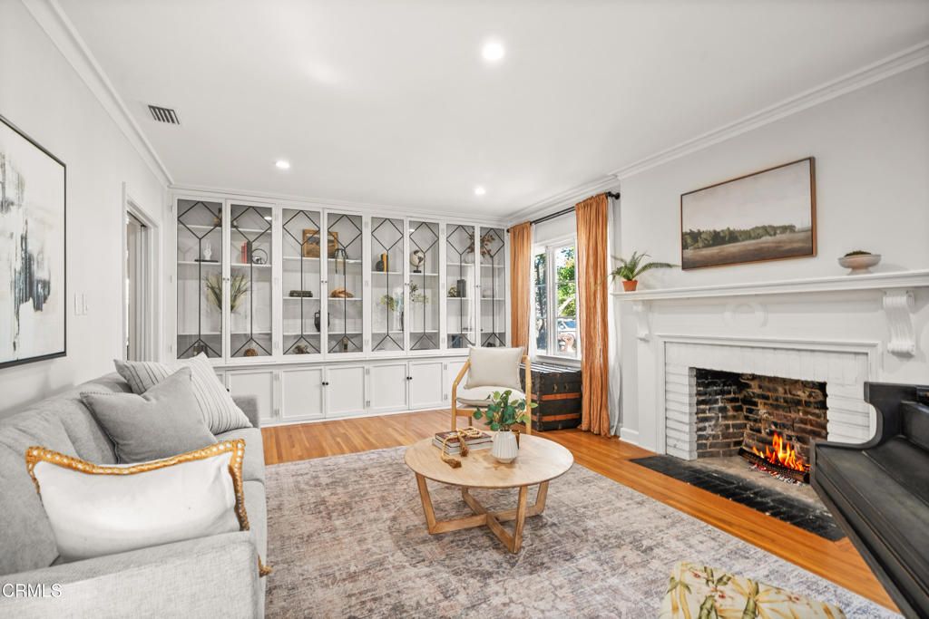 Photo of 530 E Jackson Street, Pasadena, CA 91104 (MLS # P1-26917)
