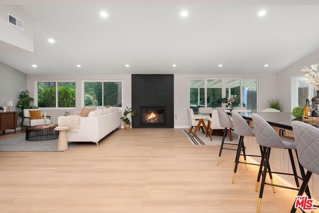 Photo of 20626 Tiara Street, Woodland Hills, CA 91367 (MLS # 25600521)