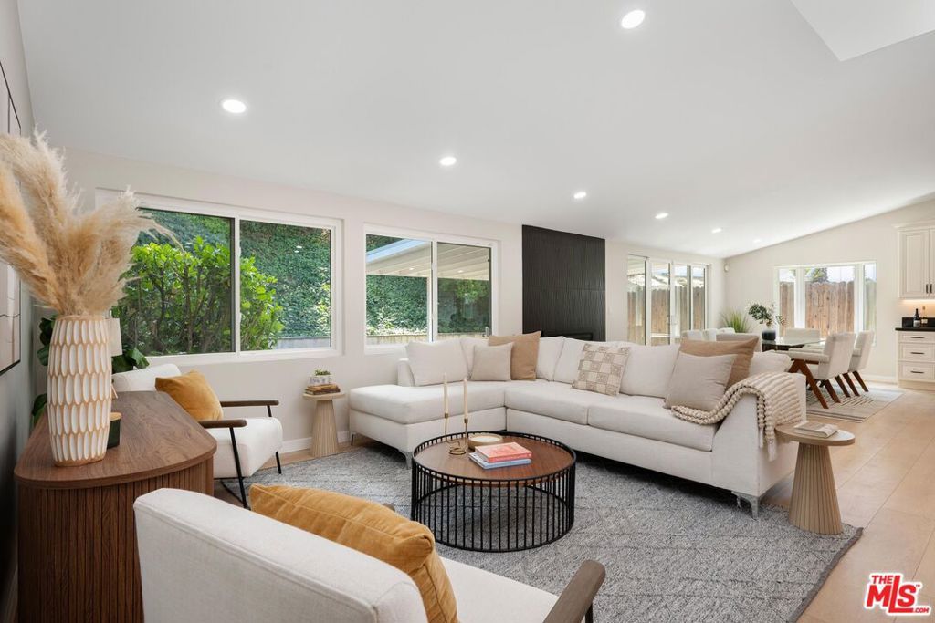 Photo of 20626 Tiara Street, Woodland Hills, CA 91367 (MLS # 25600521)