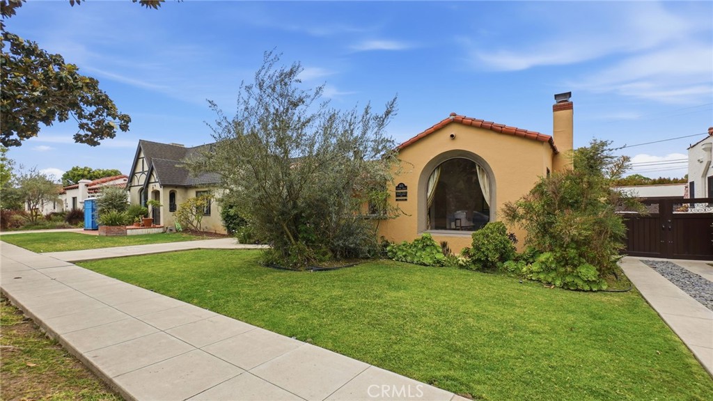 3625 Cerritos Ave