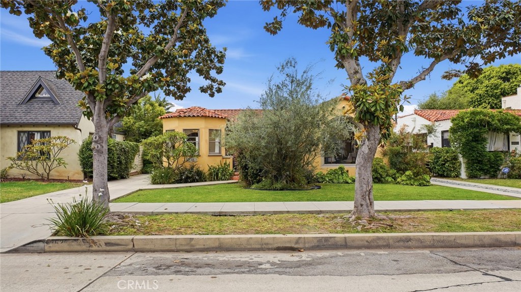 3625 Cerritos Ave