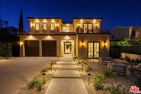 Photo of 14273 Greenleaf Street, Los Angeles, CA 91423 (MLS # 26989991)