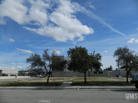 Photo of 2116 P, Bakersfield, CA 93301 (MLS # SR26038515)