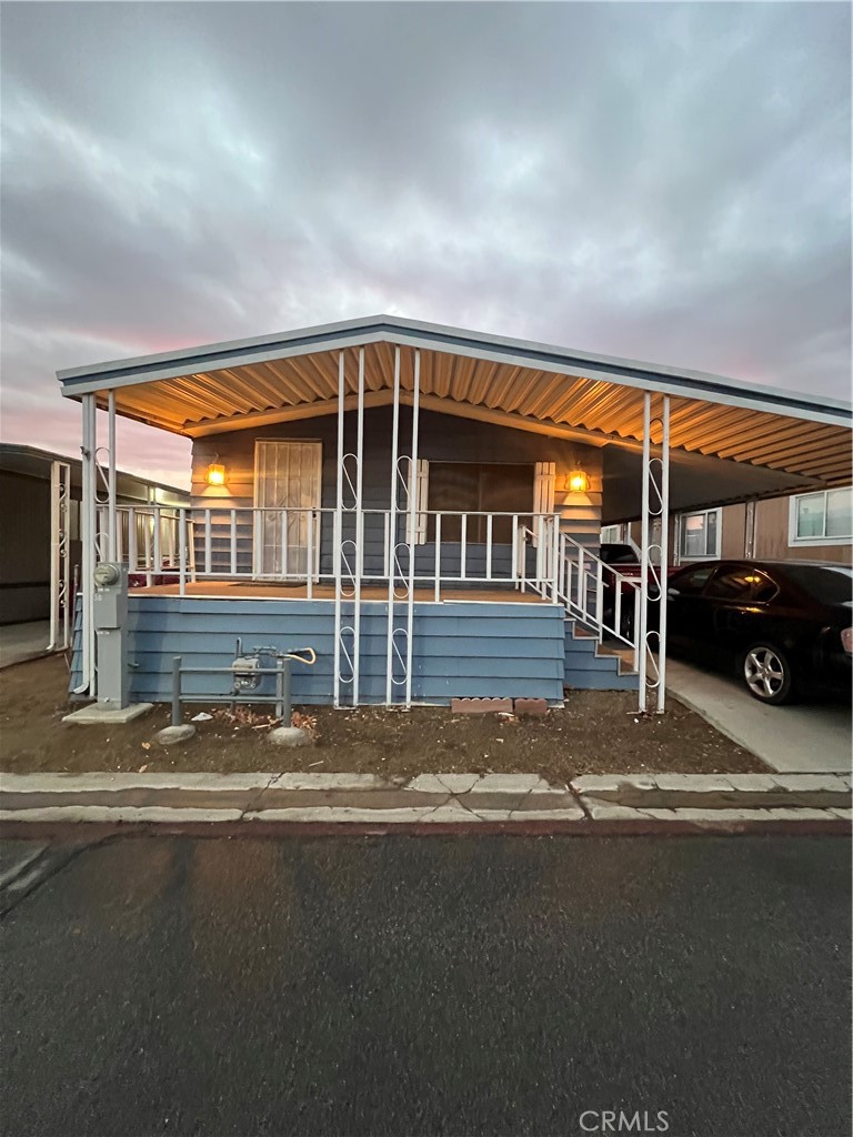 Beautiful and cozy mobile home in Fontana, CA.
This Home offers 2 bedrooms and 2 bathrooms with a large living room area and a spacious dining room.
Laundry room inside, parking space for 2 cars.