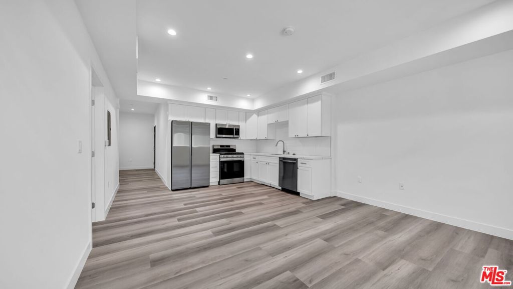 Light & bright modern 1bed/1bath new 2024 construction in a secure building located in the heart of Silverlake. The kitchen features all new stainless steel appliances and quart countertops. The bedroom is spacious and has a large bathroom with tub & shower. Other features include in-unit washer & dryer, central AC, an elevator, a secure gated garage with EV charging, a fitness room and a rooftop deck with a dog walking area. PET FRIENDLY.