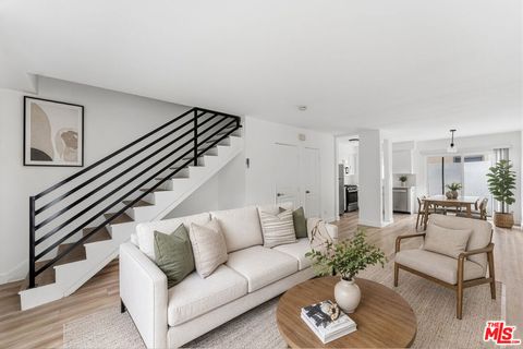 Photo of 825 S Detroit Street #3, Los Angeles, CA 90036 (MLS # 26784245)