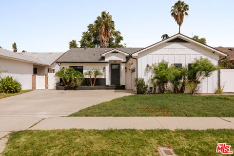 Photo of 15427 Leadwell Street, Van Nuys, CA 91406 (MLS # 26103423)