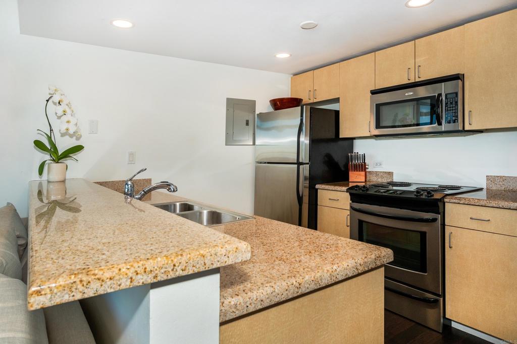 425 W Beech Street 856