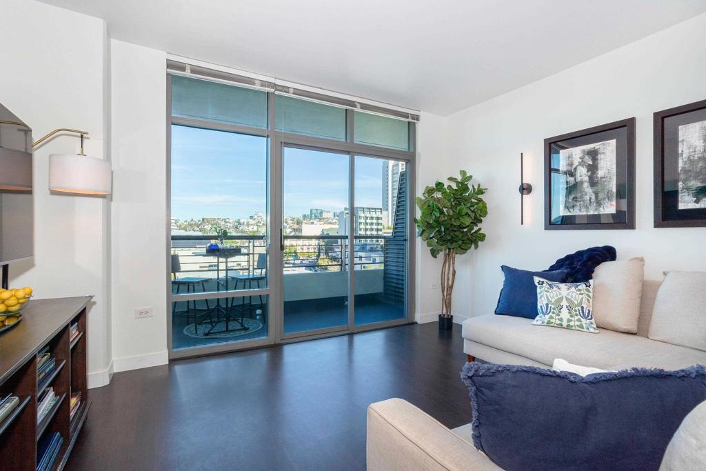 425 W Beech Street 856