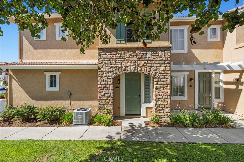 This 2-bedroom, 2-bath townhome in Valencia is ready for its next happy owner — and there’s no Mello Roos to worry about. It’s nearly 1,400 sq. ft., all on one level, with a comfortable layout that just feels easy to live in. The living room has a cozy fireplace and plenty of natural light, and it opens right up to the dining space and kitchen. In the kitchen, you’ll find stainless steel appliances, granite counters, a white subway tile backsplash, a walk-in pantry, and lots of storage.
Both bedrooms have newer carpet, and the home also has a newer HVAC system, water heater, and a Nest security system. The rest of the floors are easy-care laminate.
The neighborhood has a pool, spa, clubhouse, park, and walking paths — great for both kids and four-legged family members. You’re close to shopping, restaurants, and the 5 freeway, so it’s a quick trip to just about anything you need.