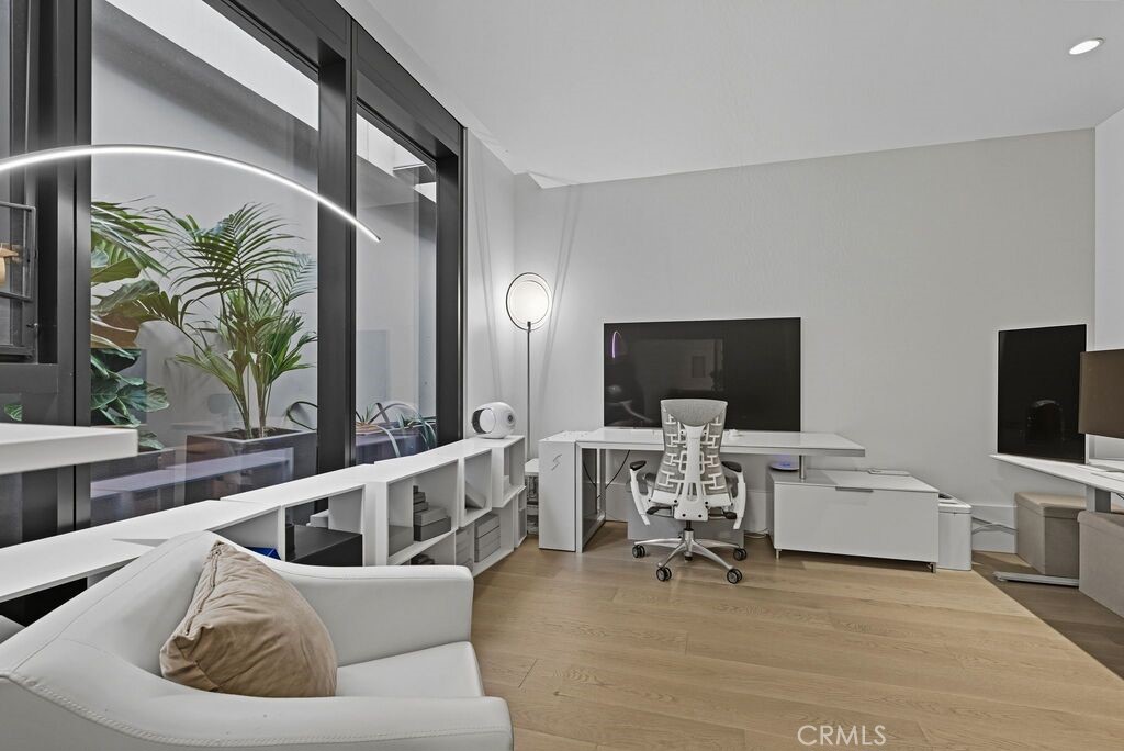 Los Angeles, California, 90069, United States, 2 Bedrooms Bedrooms, ,3 BathroomsBathrooms,Residential,Active,1995278