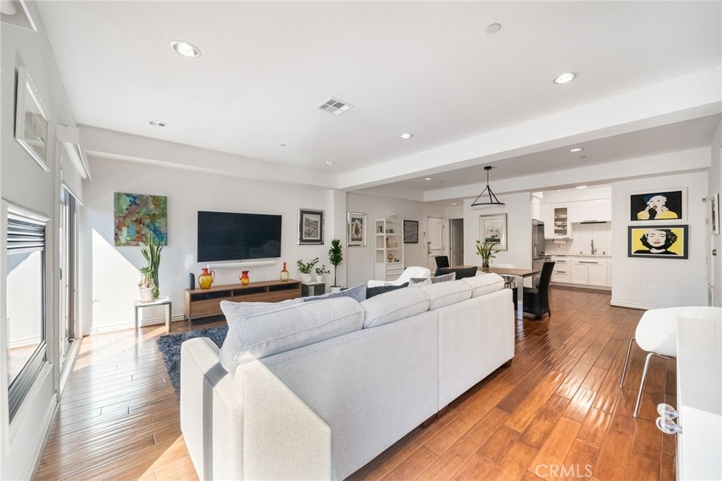 1410 N Curson Avenue 202
