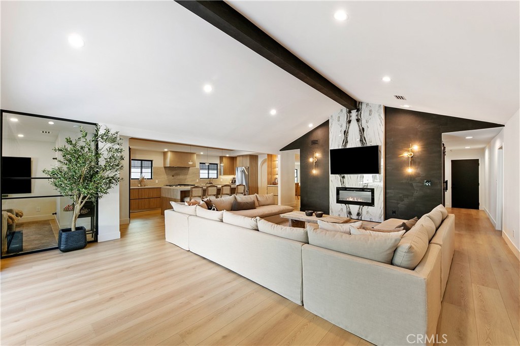 22269 Avenue San Luis