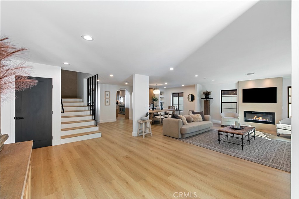 22269 Avenue San Luis