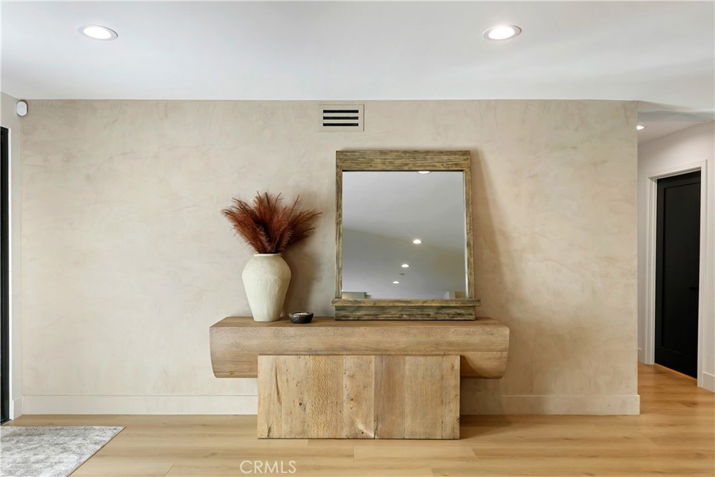 22269 Avenue San Luis