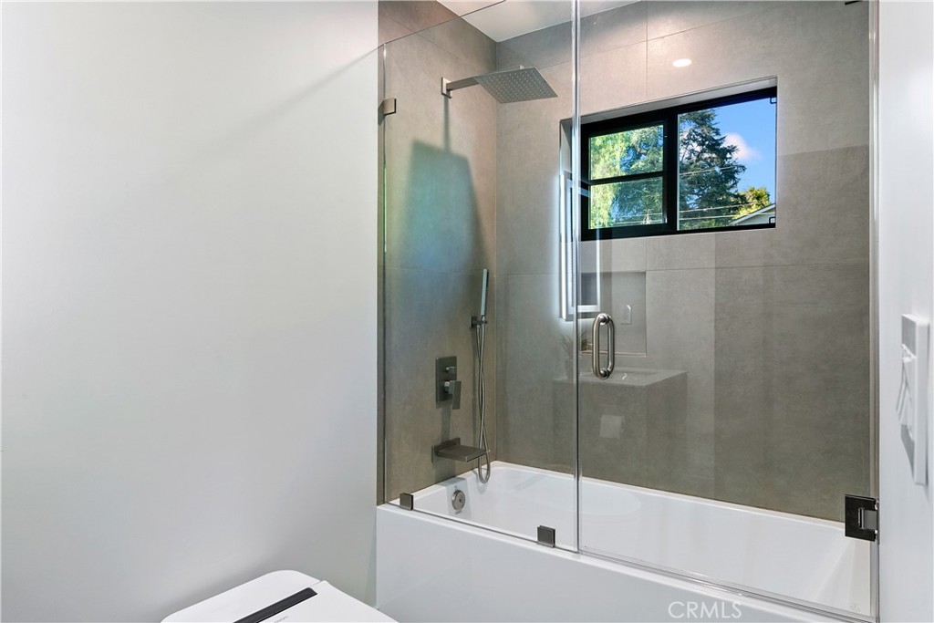 22269 Avenue San Luis