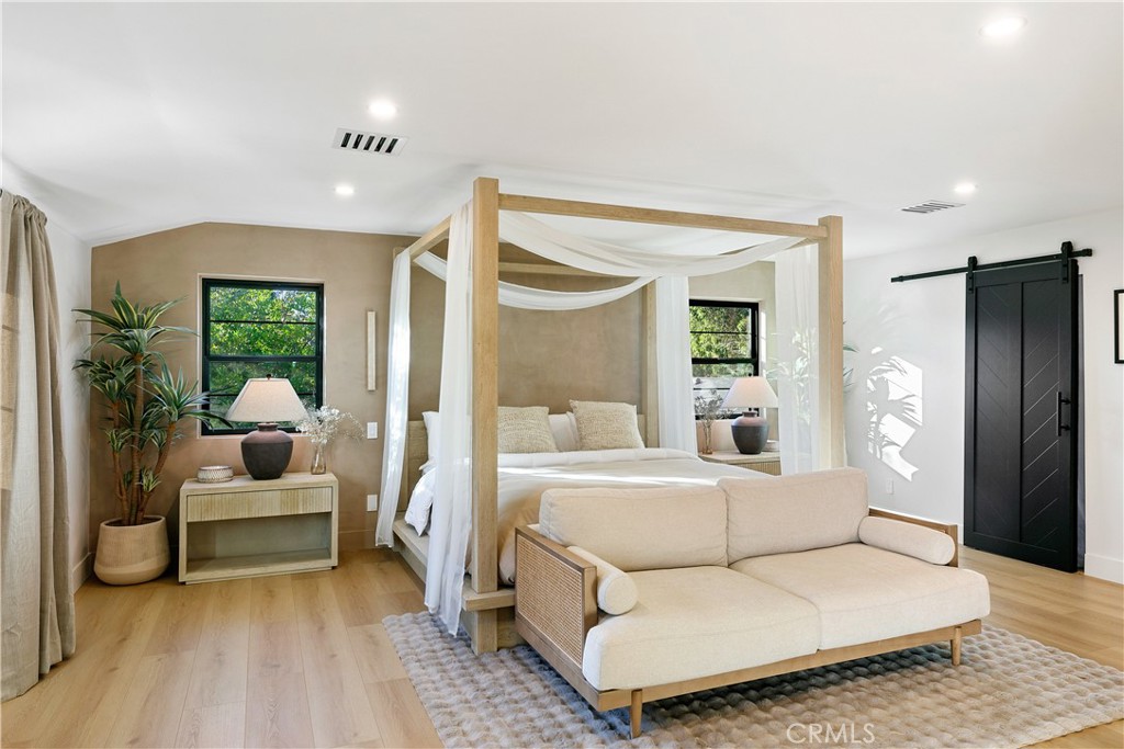 22269 Avenue San Luis