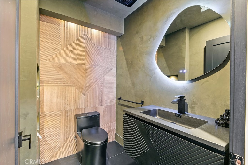 22269 Avenue San Luis