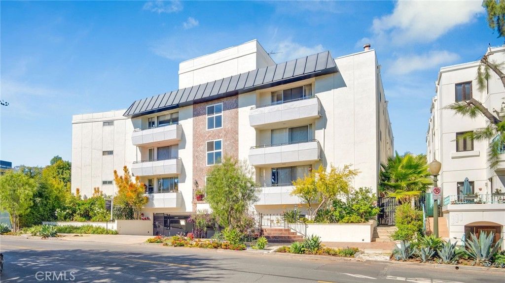 Photo of 10725 Ohio Avenue #301, Los Angeles, CA 90024 (MLS # PW26002797)