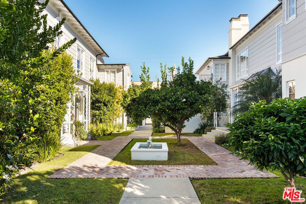 Photo of 118 1/2 N Flores Street, Los Angeles, CA 90048 (MLS # 26635373)