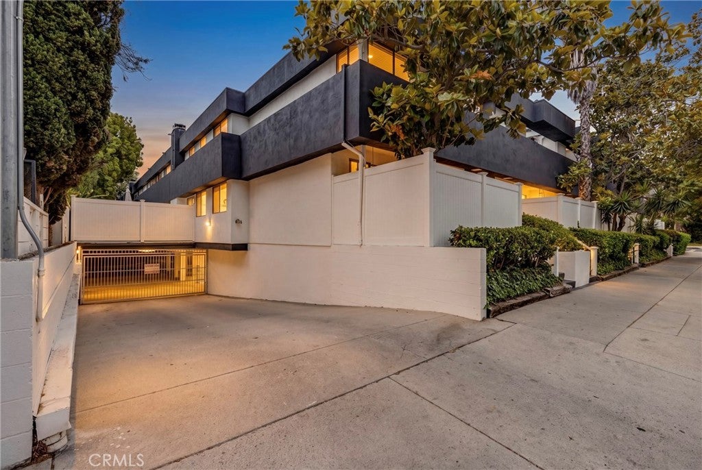 Photo of 5142 Zelzah AVE #25, Encino, CA 91316 (MLS # SR26111362)