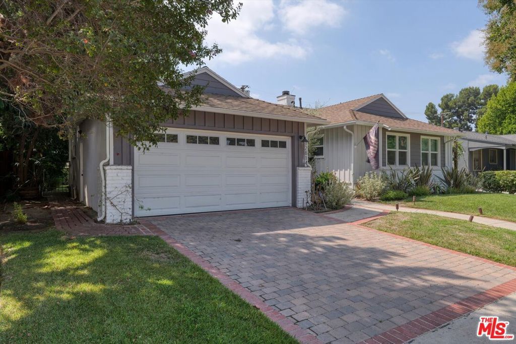 Photo of 12814 Collins Street, Valley Village, CA 91607 (MLS # 25605727)