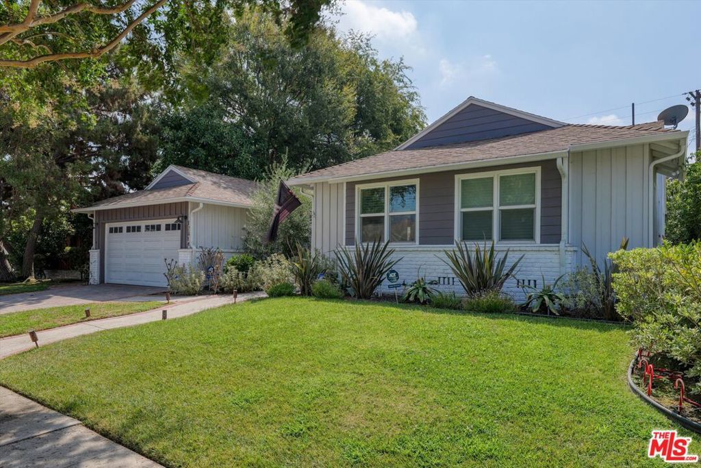 Photo of 12814 Collins Street, Valley Village, CA 91607 (MLS # 25605727)