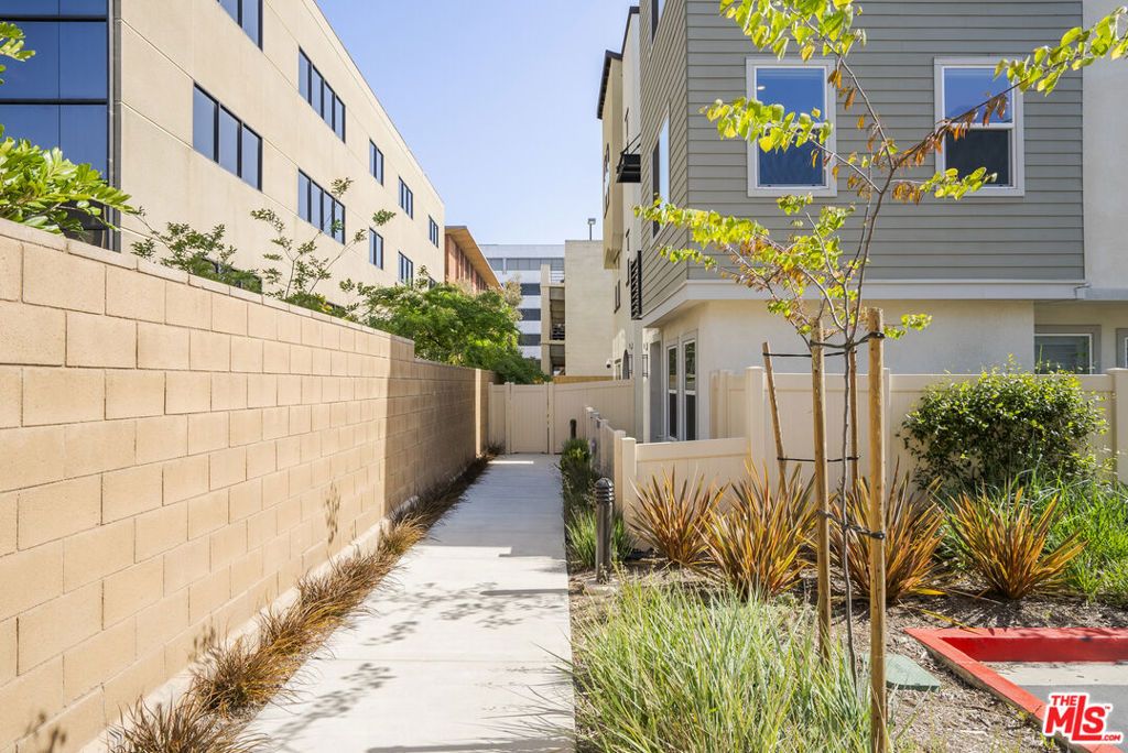 Photo of 756 Daniel Freeman Circle, Inglewood, CA 90301 (MLS # 26644459)