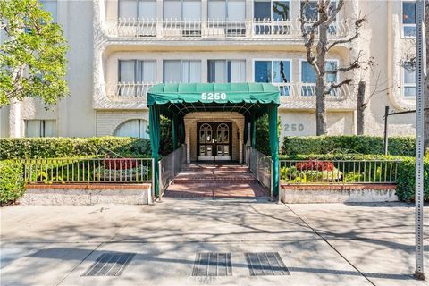 Photo of 5250 Zelzah Ave Ave #21A, Encino, CA 91316 (MLS # SR26053044)