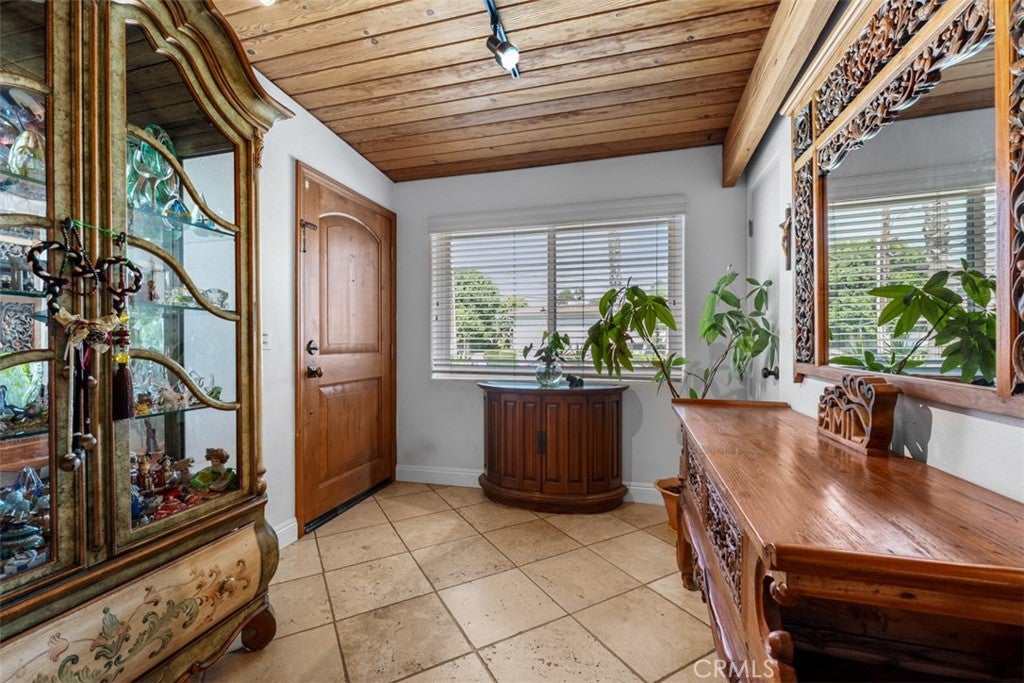 327 Santa Isabel